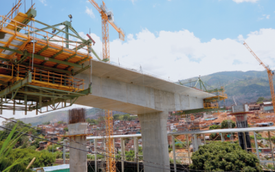 NOUS AVONS ATTEINT LA MOITIÉ DU CHANTIER DU PONT MADRE LAURA À MEDELLIN EN COLOMBIE